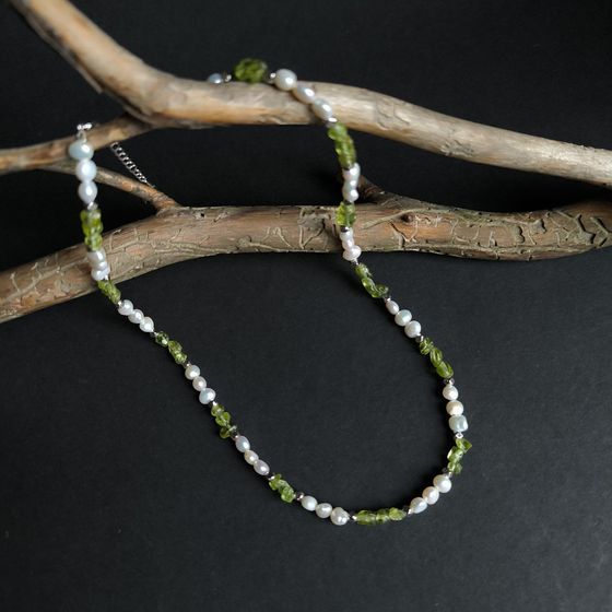 Серебряное колье с жемчугом барочным, хризолітом