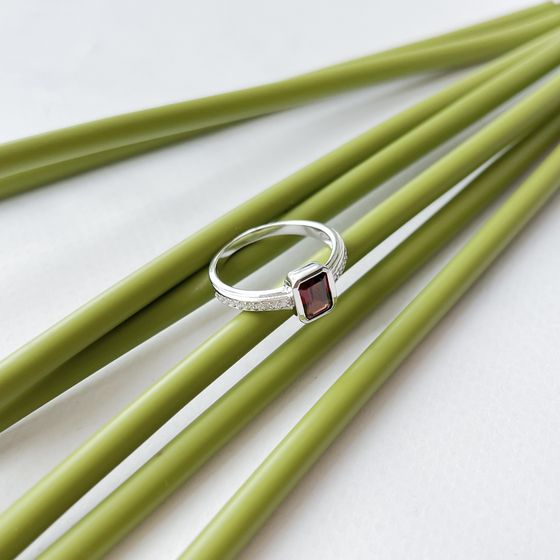 Серебряное кольцо с гранатом 1.477ct