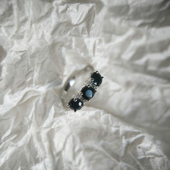 Серебряное кольцо с сапфиром 2.087ct, фианитами