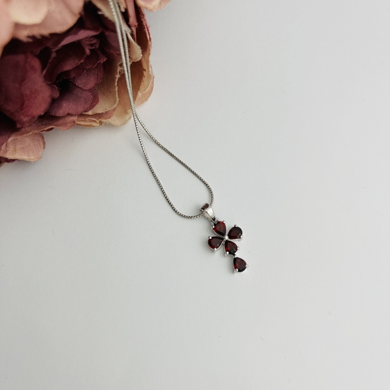 Серебряный крестик с гранатом 1.953ct