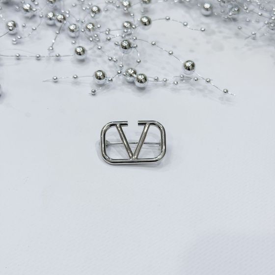 Серебряная брошка без камней