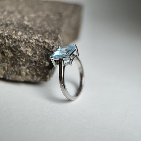 Серебряное кольцо с топазом 2.983ct