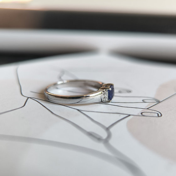 Серебряное кольцо с сапфиром 0.444ct, фианитами