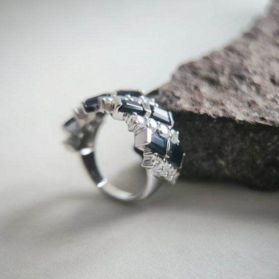 Серебряное кольцо с сапфиром 5.625ct, фианитами