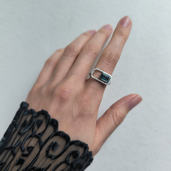 Серебряное кольцо с топазом Лондон Блю 1.313ct, фианитами
