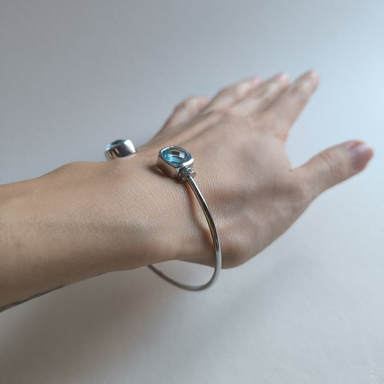 Серебряный браслет с топазом 9.716ct, фианитами