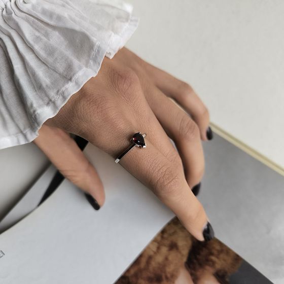 Серебряное кольцо с гранатом