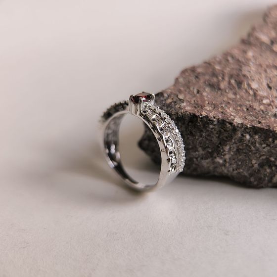 Серебряное кольцо с гранатом 0.643ct, фианитами