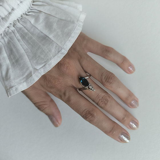 Серебряное кольцо с топазом Лондон Блю 1.675ct, фианитами
