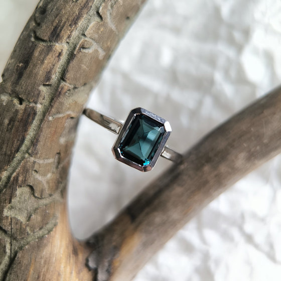 Серебряное кольцо с топазом Лондон Блю 1.318ct