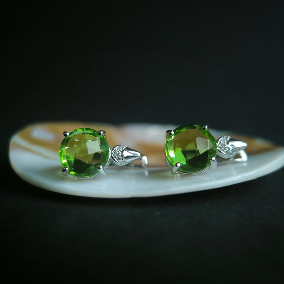 Серебряные серьги с хризолітом 6.685ct, фианитами