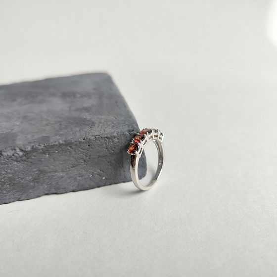 Серебряное кольцо с гранатом 1.625ct