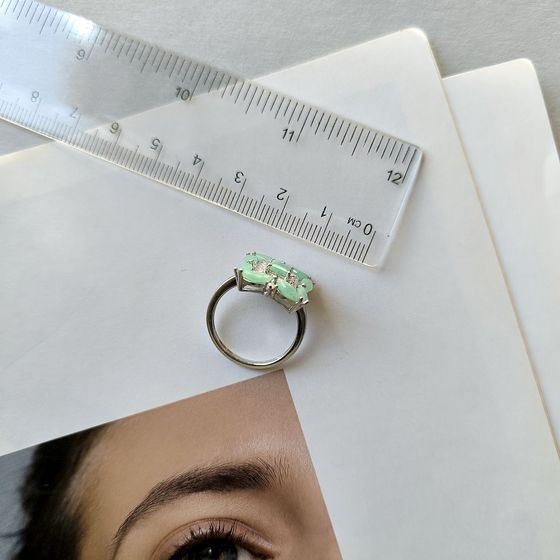 Серебряное кольцо с изумрудом 2.525ct, фианитами