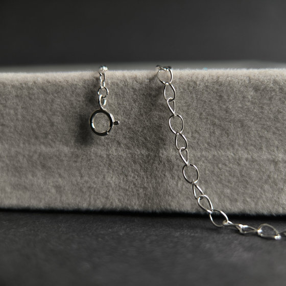 Серебряное колье с фианитами