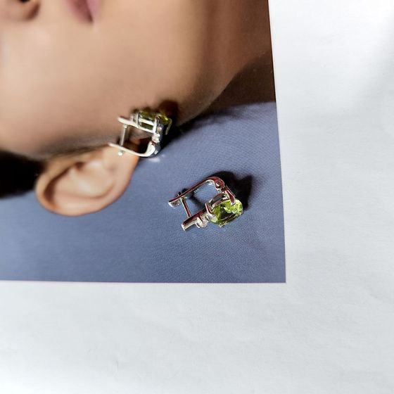 Серебряные серьги с хризолітом 3.812ct, фианитами