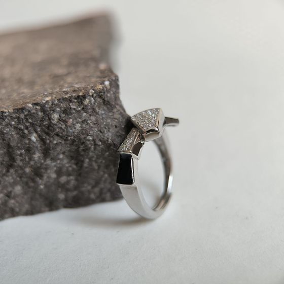 Серебряное кольцо с фианитами, емаллю