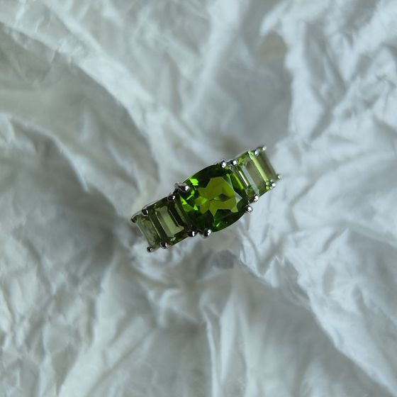 Серебряное кольцо с хризолітом