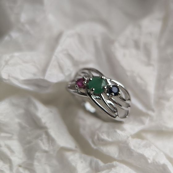 Серебряное кольцо с сапфиром 1.917ct, изумрудом, рубином