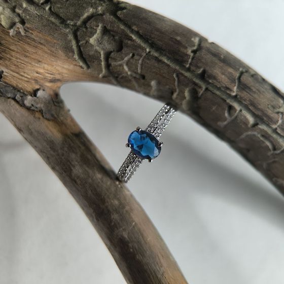 Серебряное кольцо с сапфиром nano 0.92ct, фианитами