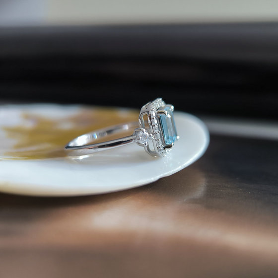 Серебряное кольцо с топазом 1.843ct, фианитами