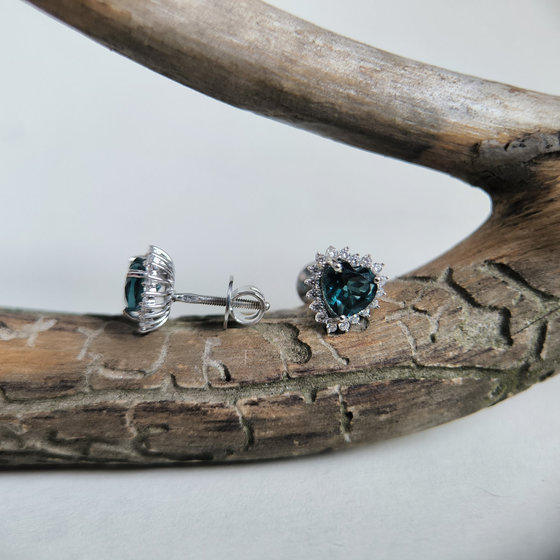 Серебряные серьги с топазом Лондон Блю 1.897ct, фианитами