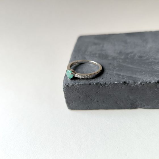 Серебряное кольцо с изумрудом 0.689ct, фианитами