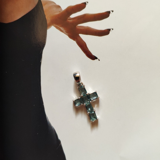 Серебряный крестик с топазом Лондон Блю