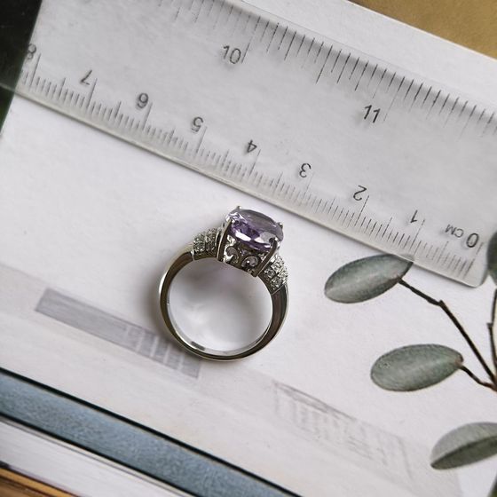 Серебряное кольцо с александритом 8.205ct, фианитами