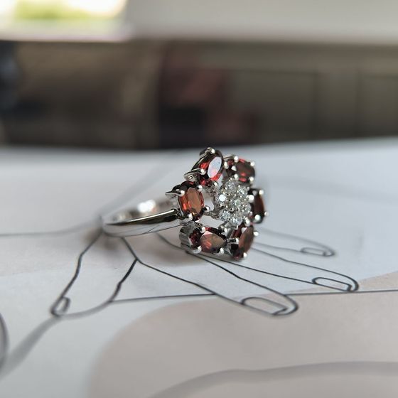 Серебряное кольцо с гранатом 1.998ct, фианитами