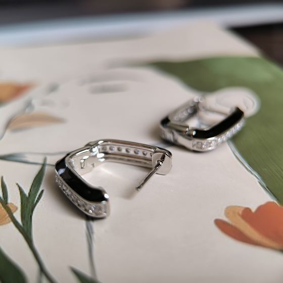 Серебряные серьги с фианитами, емаллю