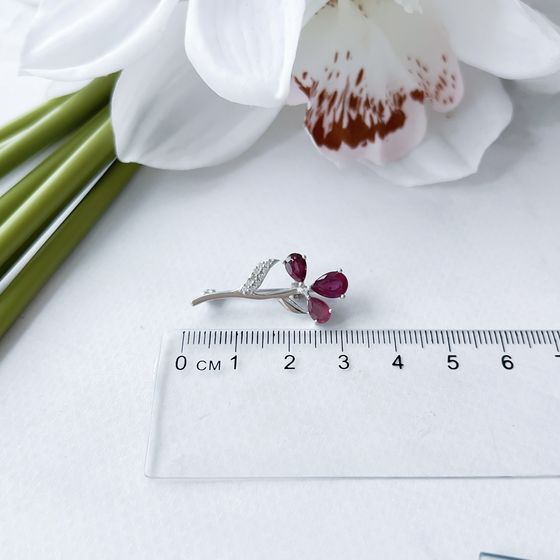 Серебряная брошка с рубином 2.315ct