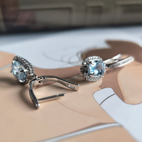 Серебряное кольцо с топазом 2.284ct, фианитами