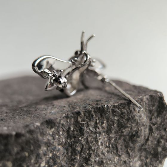 Серебряная брошка с емаллю, фианитами