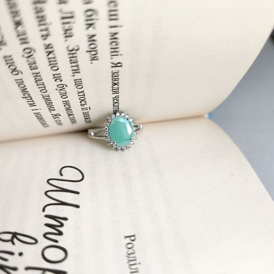 Серебряное кольцо с изумрудом, фианитами