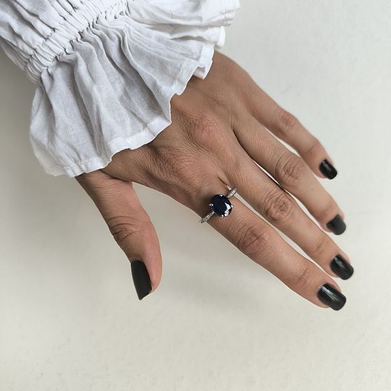 Серебряное кольцо с сапфиром, фианитами