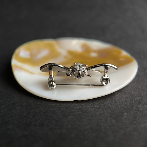 Серебряная брошка с емаллю, фианитами