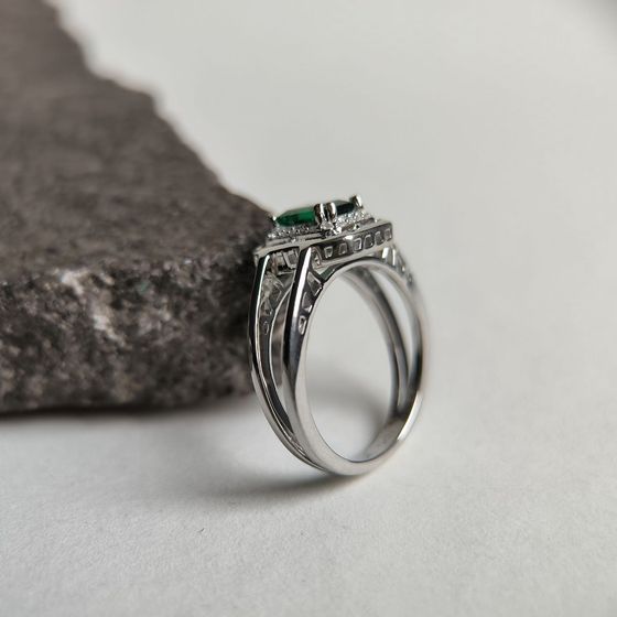 Серебряное кольцо с изумрудом nano