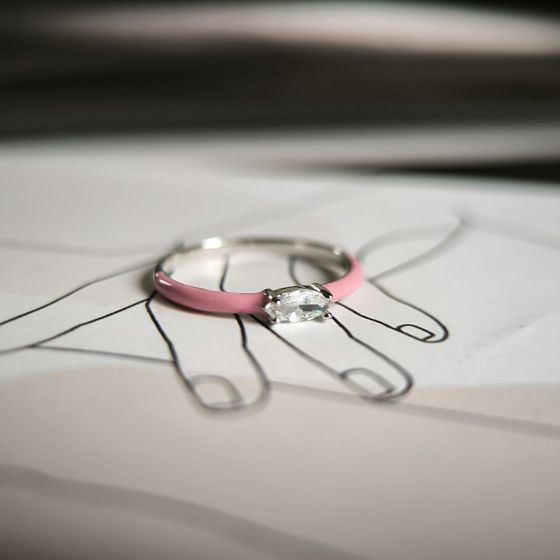 Серебряное кольцо с фианитами, емаллю