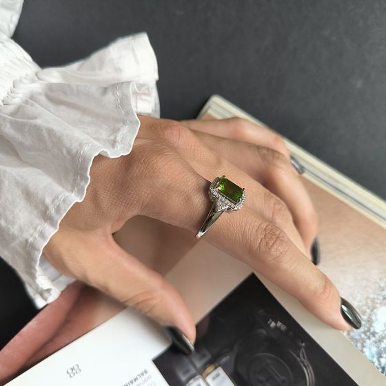 Серебряное кольцо с хризолітом