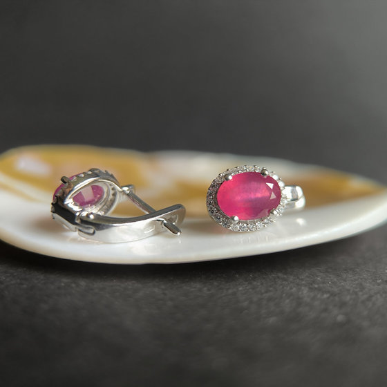 Серебряные серьги с рубином 3.97ct, фианитами