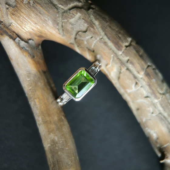 Серебряное кольцо с хризолітом 1.354ct
