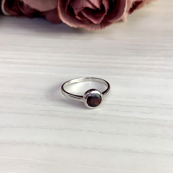 Серебряное кольцо с гранатом