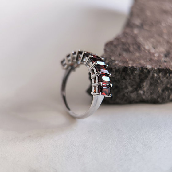 Серебряное кольцо с гранатом 3.283ct