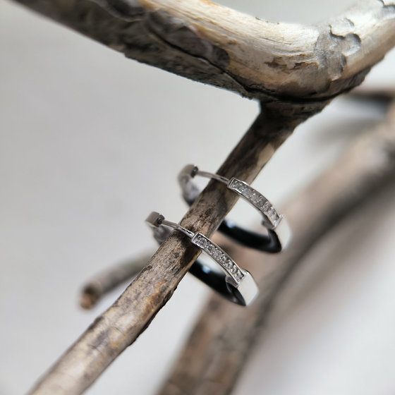 Серебряные серьги с емаллю, фианитами