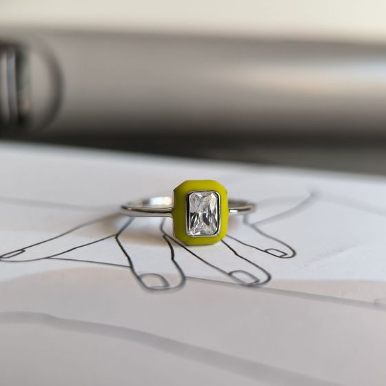 Серебряное кольцо с фианитами, емаллю