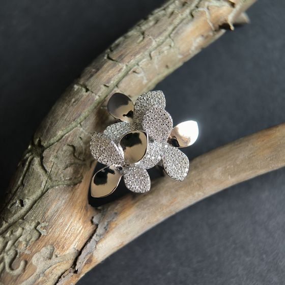 Серебряное кольцо с фианитами