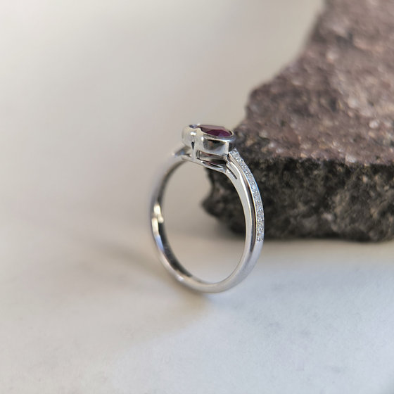 Серебряное кольцо с рубином 1.312ct, фианитами