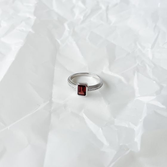 Серебряное кольцо с гранатом 1.477ct