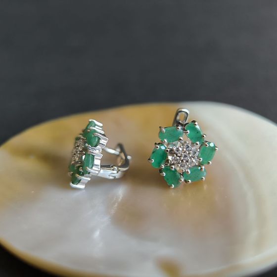 Серебряные серьги с изумрудом, фианитами