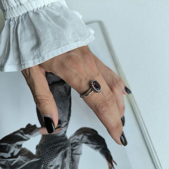 Серебряное кольцо с гранатом nano, фианитами